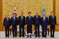 이재명 대통령이 10월 23일 청와대에서 한일재계회의 대표단을 접견하고 류진 한국경제인협회 회장, 츠츠이 요시노부 일본경제단체연합회장 등 참석자들과 기념촬영을 하고 있다.