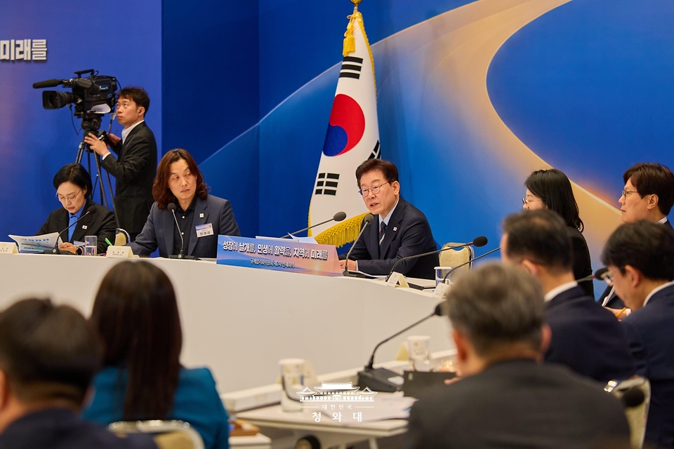 이재명 대통령이 10월 23일 청와대에서 열린 규제합리화위원회 2차 전체회의에서 발언하고 있다.