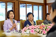 김혜경 여사가 10월 26일 청와대에서 열린 오월어머니집 전·현직 임원 초청 오찬 간담회에서 인사말을 하고 있다.