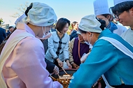 김혜경 여사가 10월 23일 서울 국립중앙박물관에서 열린 한식대축제에서 비빔밥 만들기 행사에 참여하고 있다.