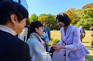 김혜경 여사가 10월 26일 청와대에서 열린 오월어머니집 전·현직 임원 초청 오찬 간담회에서 참석자들과 인사하고 있다.
