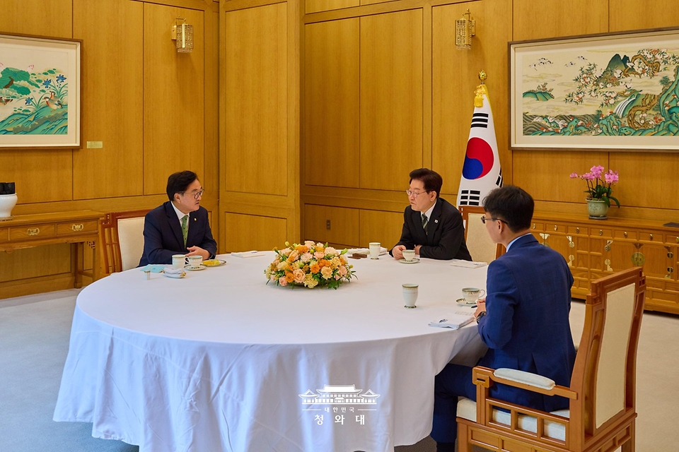 이재명 대통령이 10월 26일 청와대에서 우원식 전 국회의장을 초청해 오찬을 함께 하고 있다.