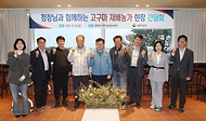이승돈 농촌진흥청장이 10월 23일 전남 무안군에 있는 고구마 재배 농가를 방문, 국산 고구마 품종 재배 현장을 살피고 농가 의견을 청취하고 있다.