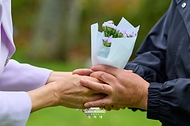 김혜경 여사가 10월 26일 청와대에서 열린 오월어머니집 전·현직 임원 초청 오찬 간담회에서 참석자들과 인사하고 있다.