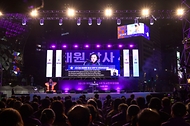한성숙 국무총리가 10월 24일 서울 중구 서울광장에서 열린 10·29 이태원참사 4주기 추모행사에 참석해 추모사를 하고 있다.