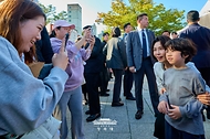 김혜경 여사가 10월 23일 서울 국립중앙박물관에서 열린 한식대축제에서 참석자와 기념촬영을 하고 있다.
