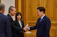 이재명 대통령이 10월 23일 청와대를 방문한 츠츠이 요시노부 일본경제단체연합회장과 인사하고 있다.
