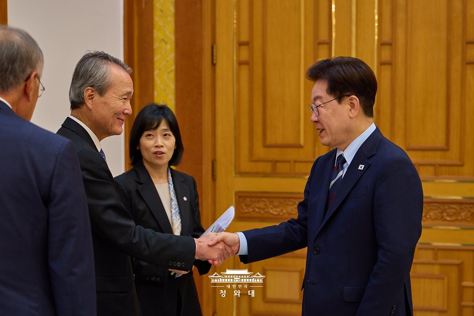 이재명 대통령이 10월 23일 청와대를 방문한 츠츠이 요시노부 일본경제단체연합회장과 인사하고 있다.