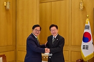 이재명 대통령이 10월 26일 청와대에서 우원식 전 국회의장과 만나 악수하고 있다.