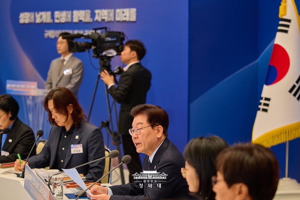 이재명 대통령이 10월 23일 청와대에서 열린 규제합리화위원회 2차 전체회의에서 발언하고 있다.