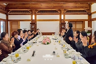 이춘희 오월어머니집 관장이 10월 26일 김혜경 여사 초청으로 청와대에서 열린 오찬 간담회에서 인사말을 하고 있다.