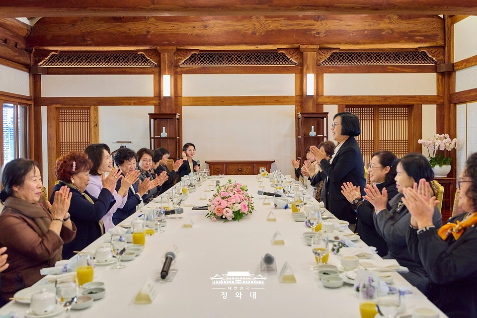 이춘희 오월어머니집 관장이 10월 26일 김혜경 여사 초청으로 청와대에서 열린 오찬 간담회에서 인사말을 하고 있다.