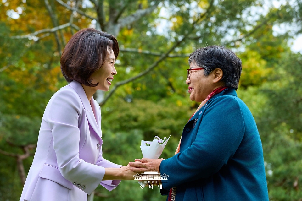 김혜경 여사가 10월 26일 청와대에서 열린 오월어머니집 전·현직 임원 초청 오찬 간담회에서 참석자들과 인사하고 있다.
