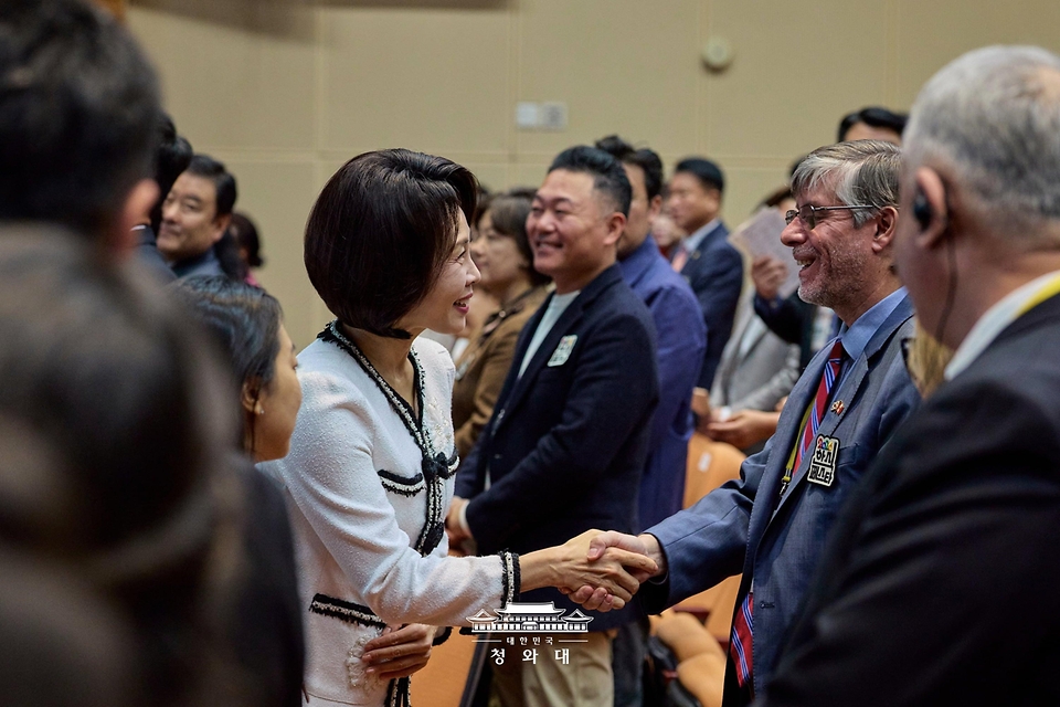 김혜경 여사가 10월 23일 서울 국립중앙박물관에서 열린 한식의 날 기념식에서 참석자들과 인사하고 있다.