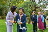 김혜경 여사가 10월 26일 청와대에서 열린 오월어머니집 전·현직 임원 초청 오찬 간담회에서 참석자들과 인사하고 있다.