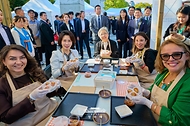 김혜경 여사가 10월 23일 서울 국립중앙박물관에서 열린 한식대축제에서 곶감쌈 만들기를 하고 있다.