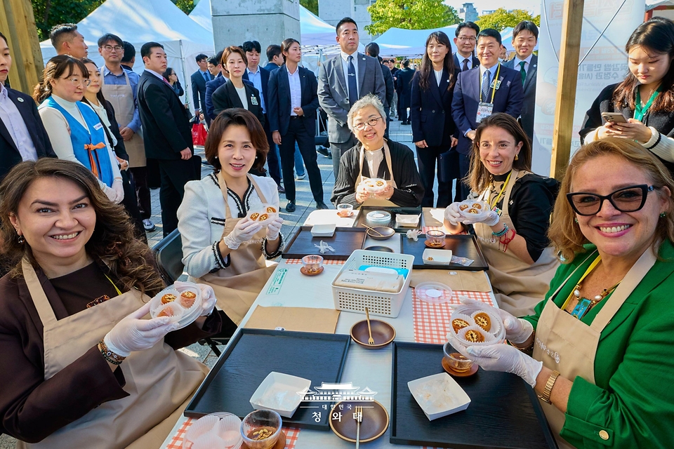 김혜경 여사가 10월 23일 서울 국립중앙박물관에서 열린 한식대축제에서 곶감쌈 만들기를 하고 있다.