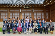 김혜경 여사가 10월 26일 청와대에서 열린 오월어머니집 전·현직 임원 초청 오찬 간담회 시작 전 참석자들과 기념촬영을 하고 있다.