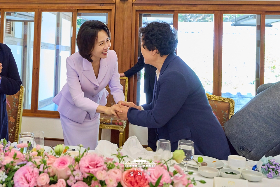 김혜경 여사가 10월 26일 청와대에서 열린 오월어머니집 전·현직 임원 초청 오찬 간담회에서 참석자들과 인사하고 있다.