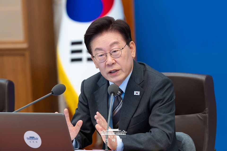 이재명 대통령이 10월 27일 청와대에서 열린 국무회의에서 발언하고 있다.
