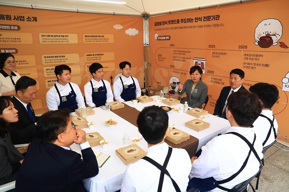 송미령 농림축산식품부 장관이 10월 24일 서울 국립중앙박물관에서 열린 '2026 한식대축제(HANSIK FESTA)'를 방문해 국민과 외국인 관람객들에게 우리 농산물과 한식의 우수성을 알리고, 다양한 한식을 함께 만들고 있다.