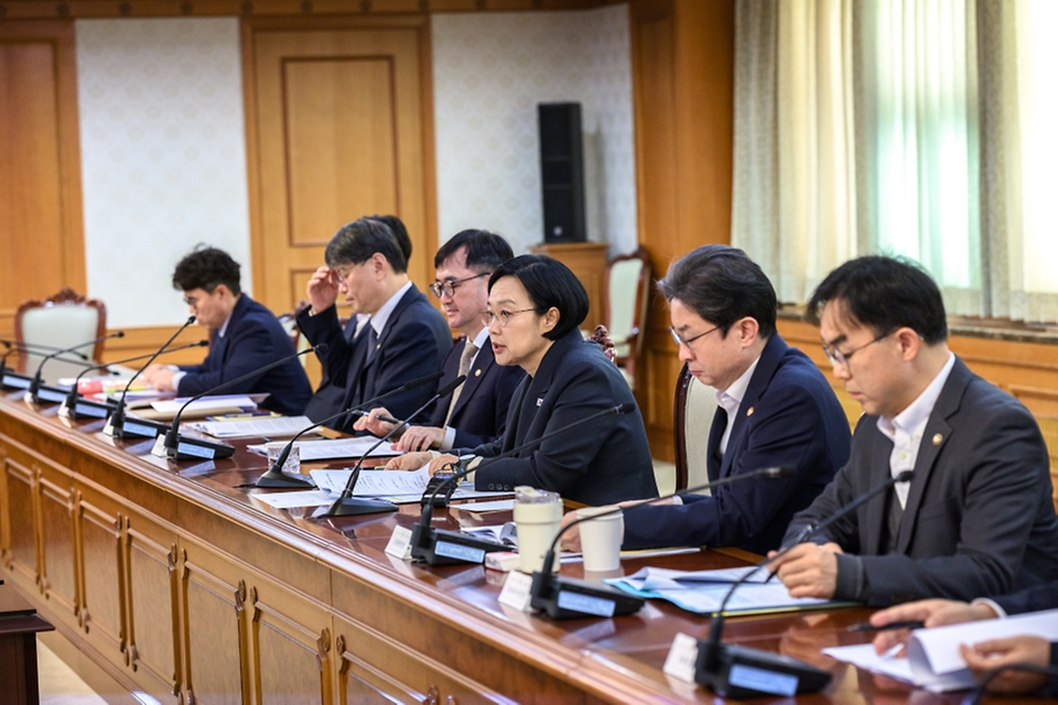 한성숙 국무총리가 10월 27일 서울 종로구 정부서울청사에서 범부처 주택 신속공급 점검회의를 주재하고 있다.