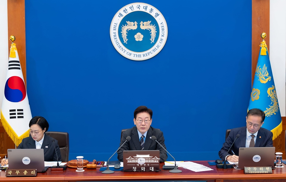이재명 대통령이 10월 27일 청와대에서 열린 국무회의에서 발언하고 있다.