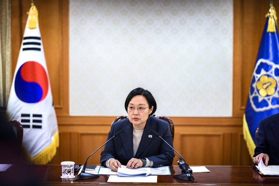 한성숙 국무총리가 10월 27일 서울 종로구 정부서울청사에서 범부처 주택 신속공급 점검회의를 주재하고 있다.