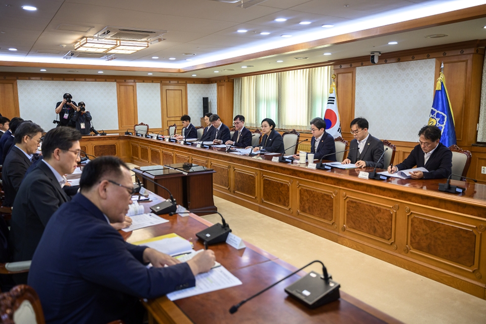 한성숙 국무총리가 10월 27일 서울 종로구 정부서울청사에서 범부처 주택 신속공급 점검회의를 주재하고 있다.