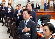 이재명 대통령이 10월 27일 청와대에서 열린 국무회의에서 국기에 경례하고 있다.