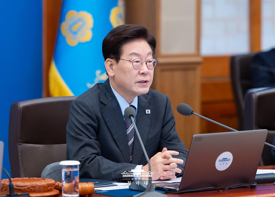 이재명 대통령이 10월 27일 청와대에서 열린 국무회의에서 발언하고 있다.
