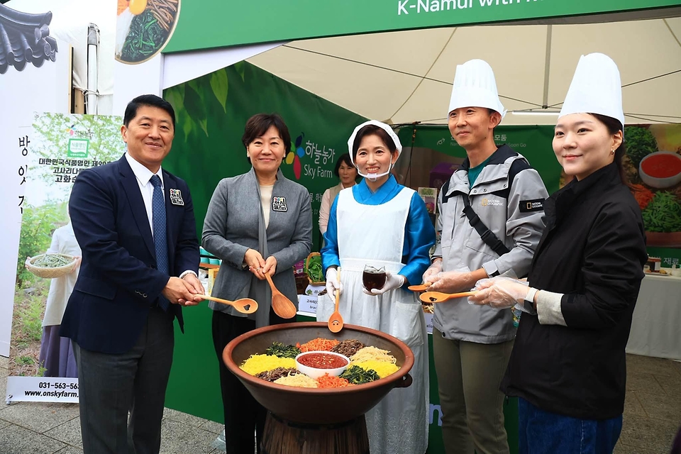 송미령 농림축산식품부 장관이 10월 24일 서울 국립중앙박물관에서 열린 '2026 한식대축제(HANSIK FESTA)'를 방문해 국민과 외국인 관람객들에게 우리 농산물과 한식의 우수성을 알리고, 다양한 한식을 함께 만들고 있다.