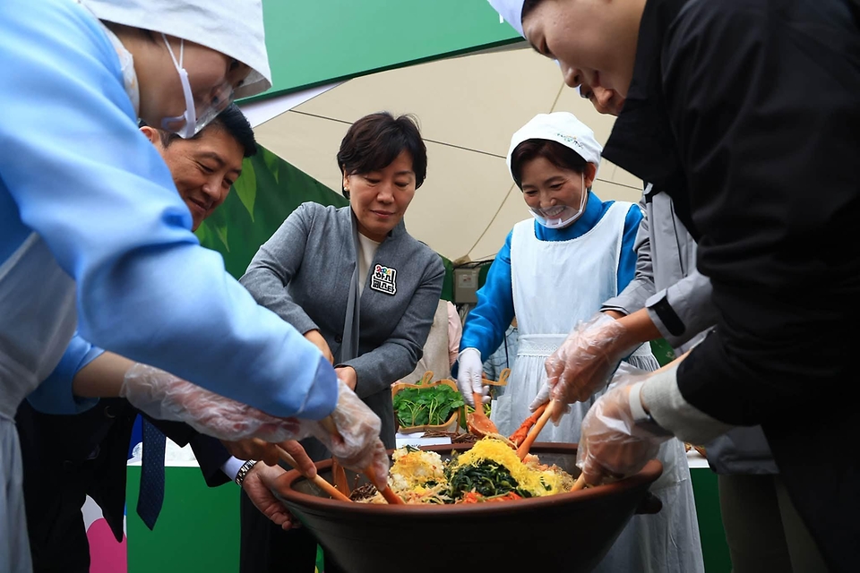 송미령 농림축산식품부 장관이 10월 24일 서울 국립중앙박물관에서 열린 '2026 한식대축제(HANSIK FESTA)'를 방문해 국민과 외국인 관람객들에게 우리 농산물과 한식의 우수성을 알리고, 다양한 한식을 함께 만들고 있다.