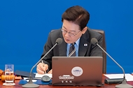 이재명 대통령이 10월 27일 청와대에서 국무회의를 주재하고 있다.