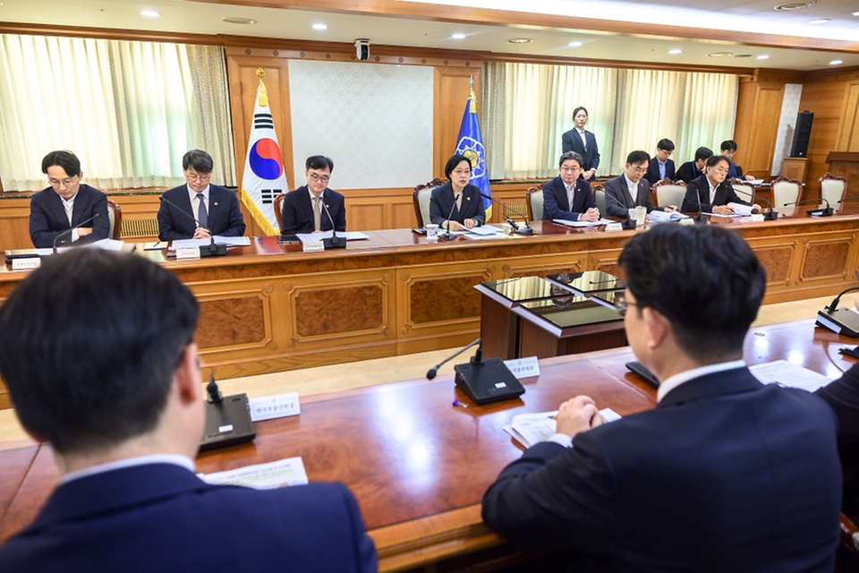 한성숙 국무총리가 10월 27일 서울 종로구 정부서울청사에서 범부처 주택 신속공급 점검회의를 주재하고 있다.