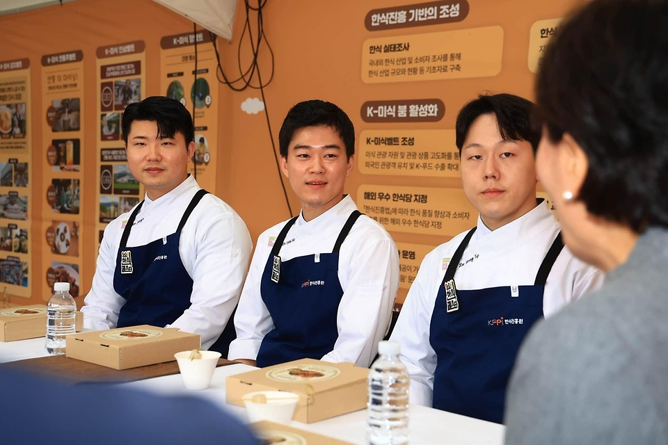 송미령 농림축산식품부 장관이 10월 24일 서울 국립중앙박물관에서 열린 '2026 한식대축제(HANSIK FESTA)'를 방문해 국민과 외국인 관람객들에게 우리 농산물과 한식의 우수성을 알리고, 다양한 한식을 함께 만들고 있다.