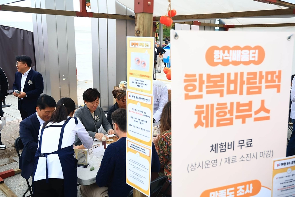 송미령 농림축산식품부 장관이 10월 24일 서울 국립중앙박물관에서 열린 '2026 한식대축제(HANSIK FESTA)'를 방문해 국민과 외국인 관람객들에게 우리 농산물과 한식의 우수성을 알리고, 다양한 한식을 함께 만들고 있다.