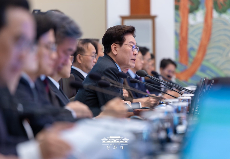 이재명 대통령이 10월 27일 청와대에서 열린 국무회의에서 발언하고 있다.