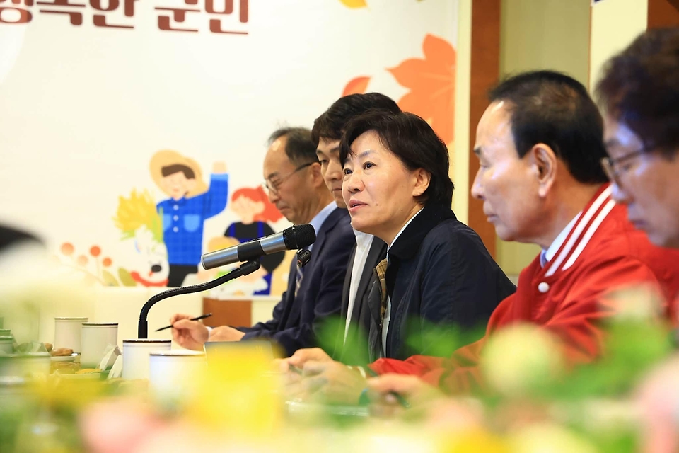 송미령 농림축산식품부 장관이 10월 27일 농어촌 기본소득 시범사업 시행 지역인 보은군을 찾아 현장 간담회를 개최하고 있다.