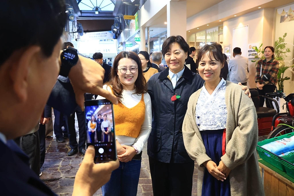 송미령 농림축산식품부 장관이 10월 27일 농어촌 기본소득 시범사업 시행 지역인 보은군을 찾아 현장 간담회를 개최하고 있다.