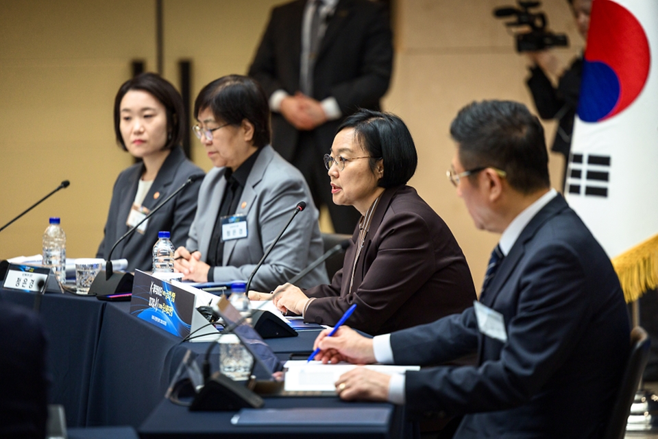 한성숙 국무총리가 10월 29일 천안시 종근당 천안공장에서 의약품 제조 공정을 시찰하고, 제16회 국가정책조정회의를 주재하고 있다.