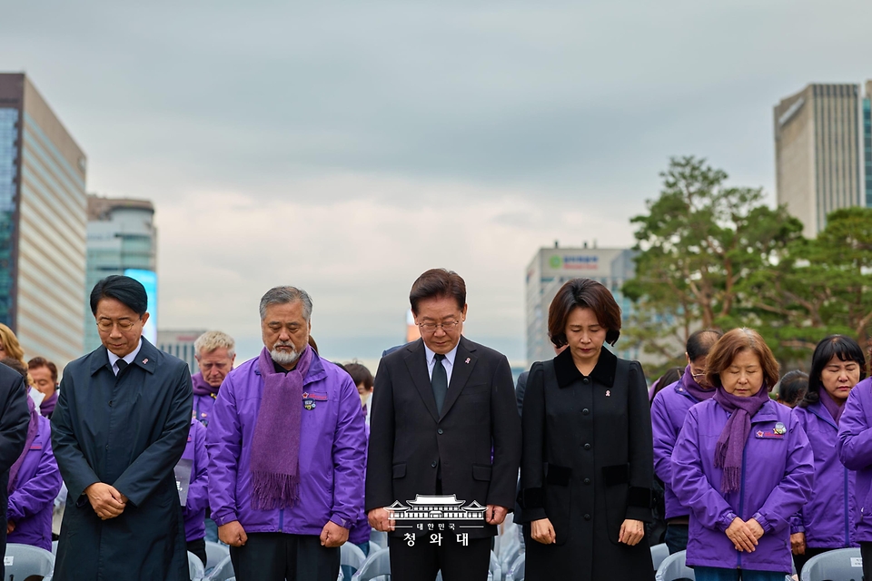 이재명 대통령과 김혜경 여사가 10월 29일 서울 광화문광장에서 열린 이태원참사 4주기 기억식에서 묵념하고 있다.