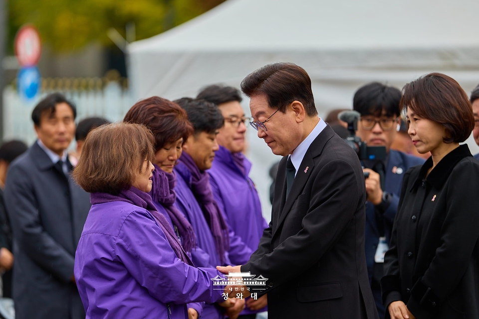이재명 대통령과 김혜경 여사가 10월 29일 서울 광화문광장에서 열린 이태원참사 4주기 기억식에 입장하며 유가족과 인사하고 있다.