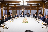 한성숙 국무총리가 10월 28일 서울 종로구 국무총리 서울공관에서 전국상인연합회 오찬간담회를 주재하고 있다.