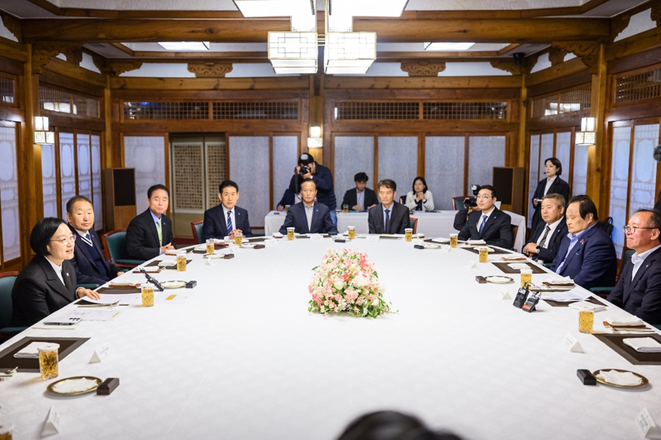 한성숙 국무총리가 10월 28일 서울 종로구 국무총리 서울공관에서 전국상인연합회 오찬간담회를 주재하고 있다.