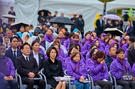 이재명 대통령과 김혜경 여사가 10월 29일 서울 광화문광장에서 열린 이태원참사 4주기 기억식에 참석해 있다.