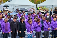 이재명 대통령과 김혜경 여사가 10월 29일 서울 광화문광장에서 열린 이태원참사 4주기 기억식에서 묵념하고 있다.