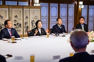 한성숙 국무총리가 10월 28일 서울 종로구 국무총리 서울공관에서 전국상인연합회 오찬간담회를 주재하고 있다.