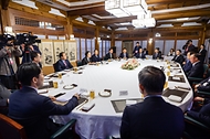 한성숙 국무총리가 10월 28일 서울 종로구 국무총리 서울공관에서 전국상인연합회 오찬간담회를 주재하고 있다.