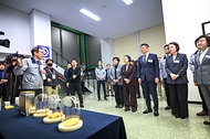 한성숙 국무총리가 10월 29일 천안시 종근당 천안공장에서 의약품 제조 공정을 시찰하고, 제16회 국가정책조정회의를 주재하고 있다.